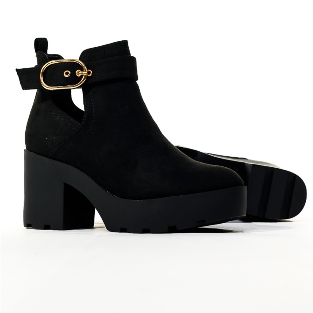 Block heeled booties with buckle